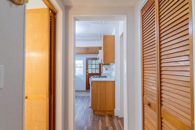 Building Photo - FOR RENT in LAKE BOTTOM! Available Now!