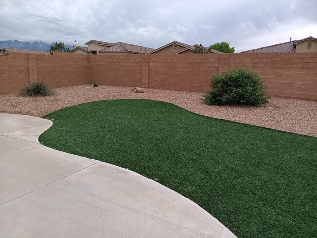 Building Photo - **Beautiful 4 Bedroom Home**Located in Lom...