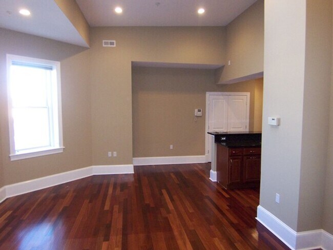 Building Photo - Be Majestic at the Majestic Condominiums! ...