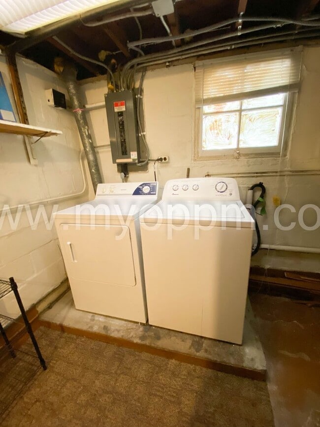 Building Photo - 2 Bed / 1 .5 Bath Home | Midtown