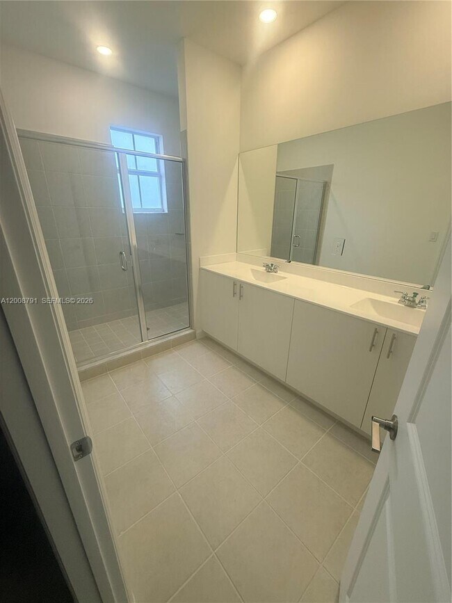 Building Photo - 2746 SE 24th Terrace