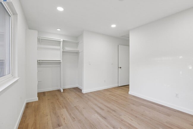 Building Photo - 2039 Alexander Ct