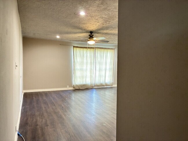 Building Photo - 7510 Shady Villa Lane #22