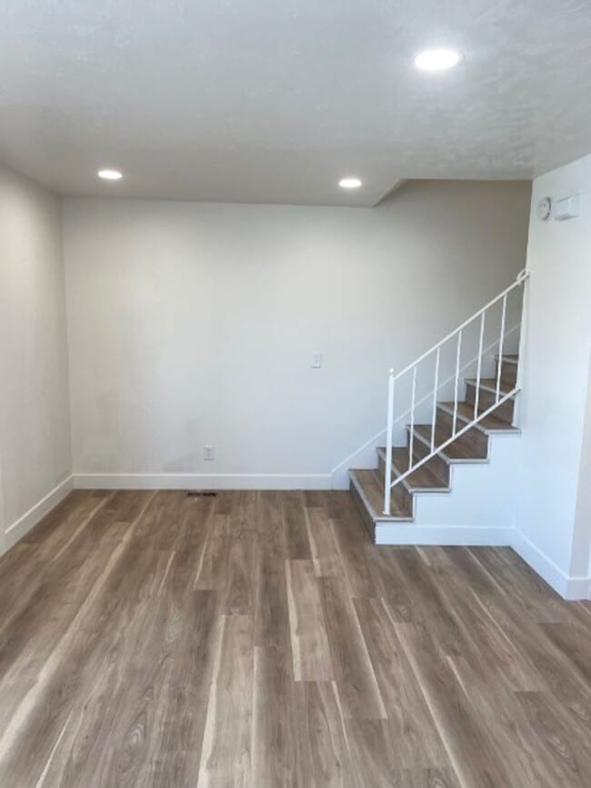 Building Photo - Twin Home with a 3-bedroom 1.5 Bath and Fenced Backyard
