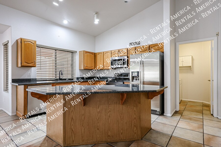 Building Photo - 1243 W Iris Dr