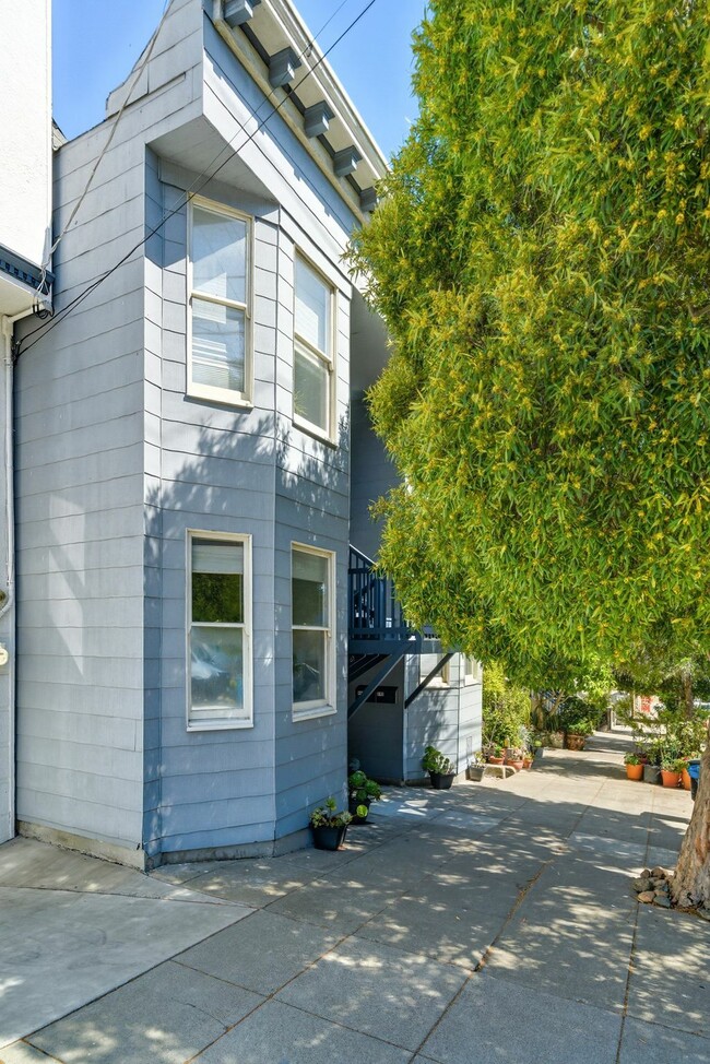 Building Photo - 438 30th St