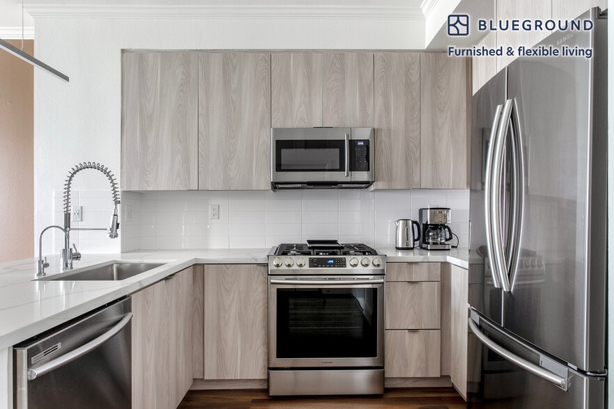 Building Photo - 5710 Crescent Prk E