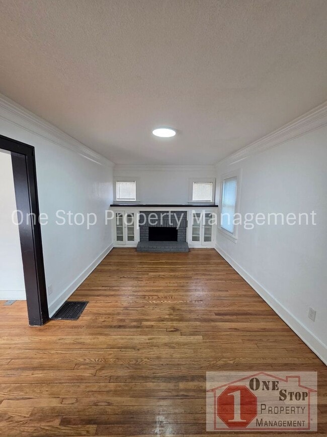 Building Photo - Beautiful 4 Bedroom 2 Bathroom in Kansas City!