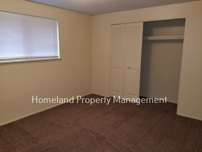 Building Photo - Fully Fenced 3 Bedroom Duplex