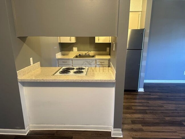 Building Photo - Updated 1 bed / 1 bath apartment - 60 West...