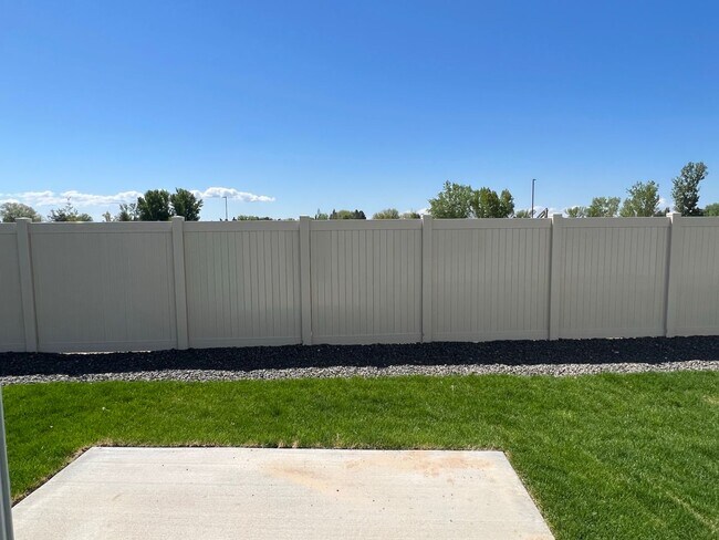 Building Photo - Newer 3 bed 2 bath with a home office just...