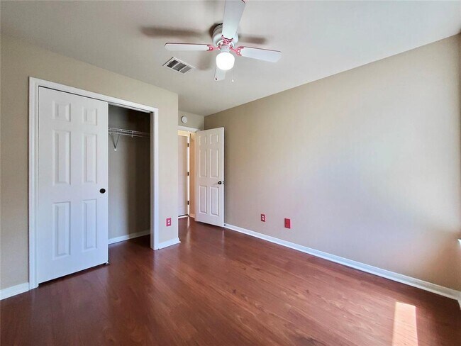 Building Photo - 491 Goldenrod St