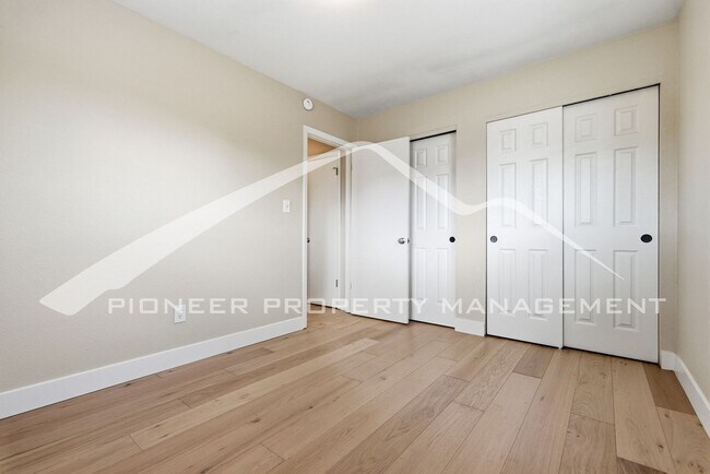 Building Photo - Spacious Duplex with Central AC and Washer/Dryer