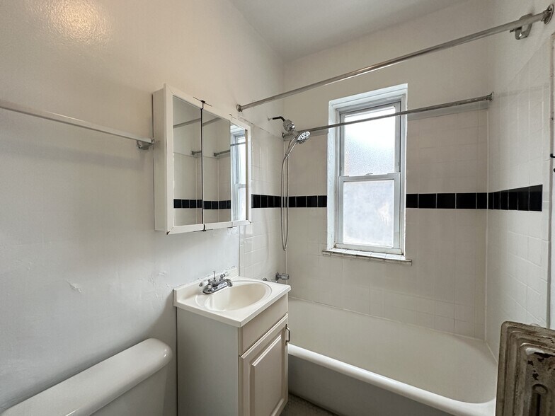 Building Photo - 2849 N Burling St