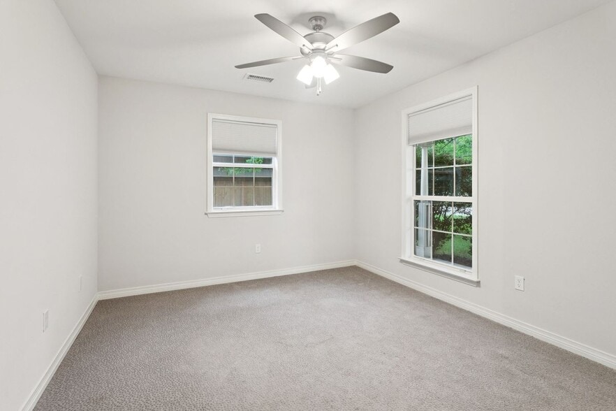 Building Photo - 406 Trinity Ln