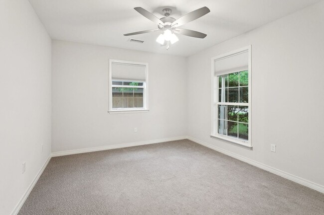 Building Photo - 406 Trinity Ln