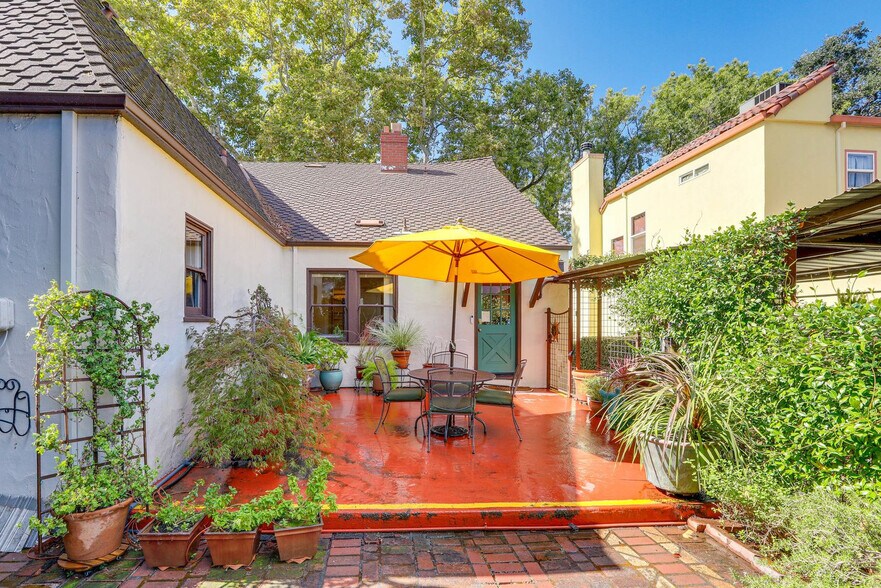 Building Photo - 2627 Land Park Dr