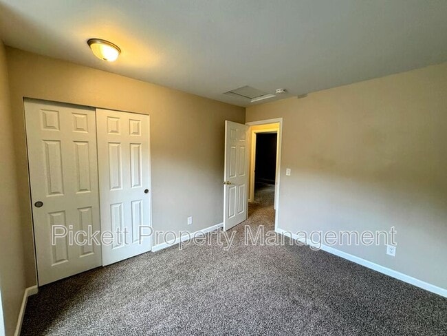 Building Photo - 1081 NE Shadybrook Ct