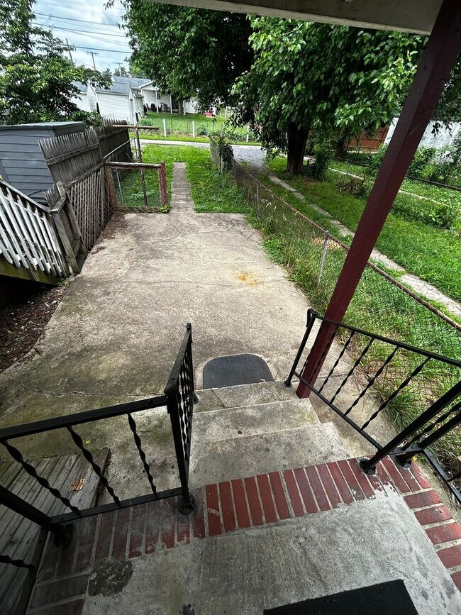 Building Photo - 3 bedroom, 1 bath, 2 story half double house