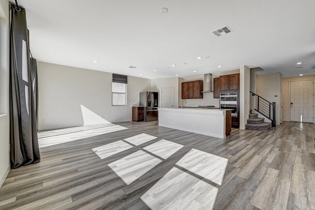 Building Photo - AMAZING 2 Story, 5 Bedroom Home in Gated community!