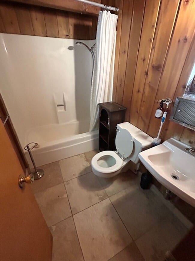 Building Photo - Moonridge View