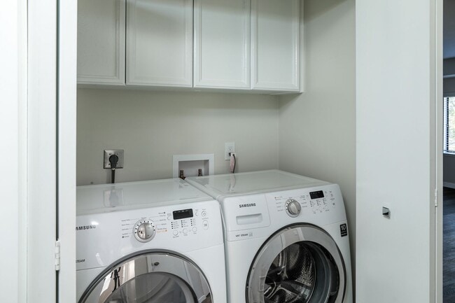 Building Photo - Impeccably remodeled unit-don't miss this ...