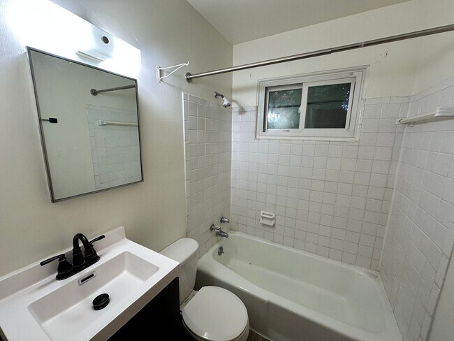 Building Photo - 516-518 N Clarendon St.