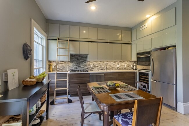 Building Photo - 154 Sussex St