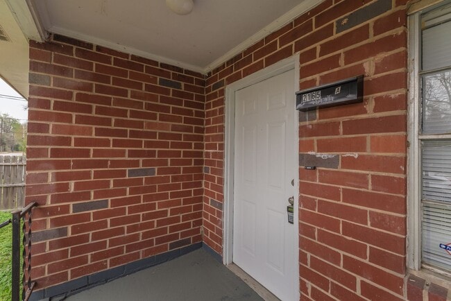 Building Photo - SECTION 8 ACCEPTED! - Cozy 2-Bedroom Home ...