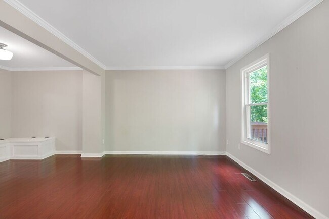 Building Photo - 128 Kings Mill Dr