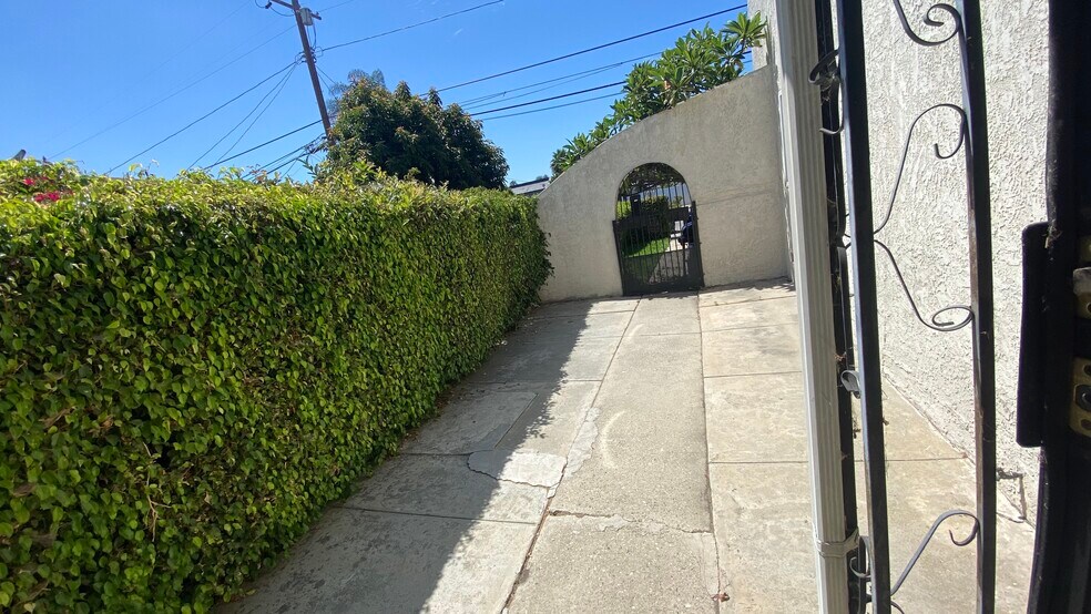 Building Photo - 1621 Del Amo Blvd