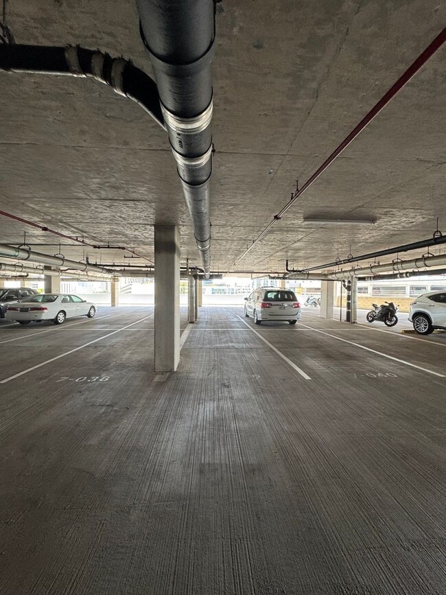 Building Photo - Partially Furnished 1 bed, 1 bath with 1 reserved covered parking @ Ke Kilohana
