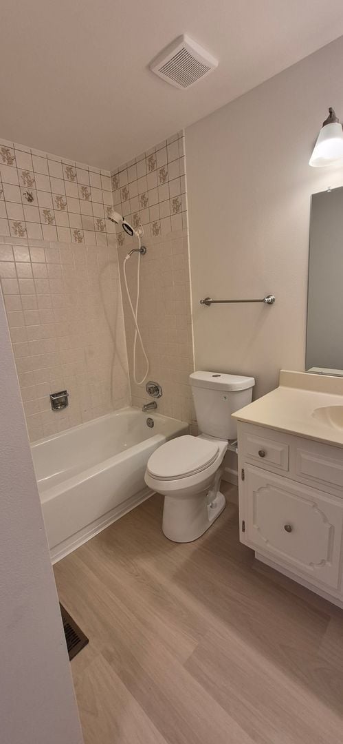 Building Photo - 5023 Oakbrook Cir