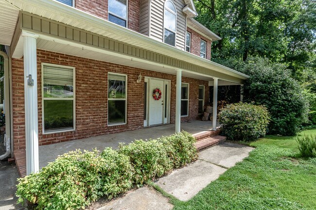 Building Photo - Beautiful 3 bedroom, in-law plan, Family Home in Martinez!  Walk to school!
