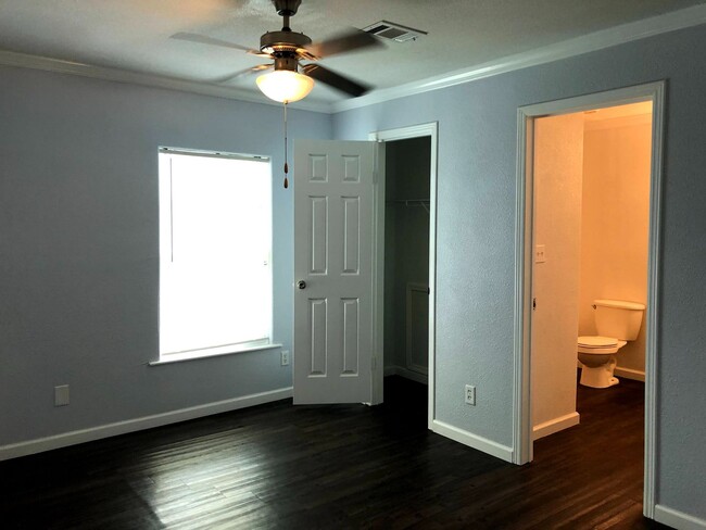 Building Photo - Room For Rent