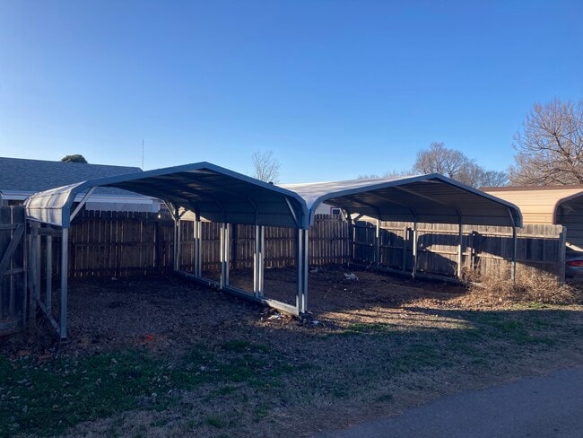 Building Photo - 2402 Spruce Dr