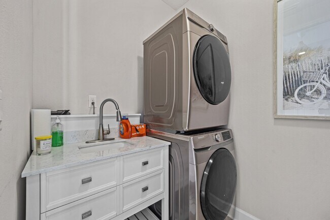 Building Photo - 50 Moana Ct S