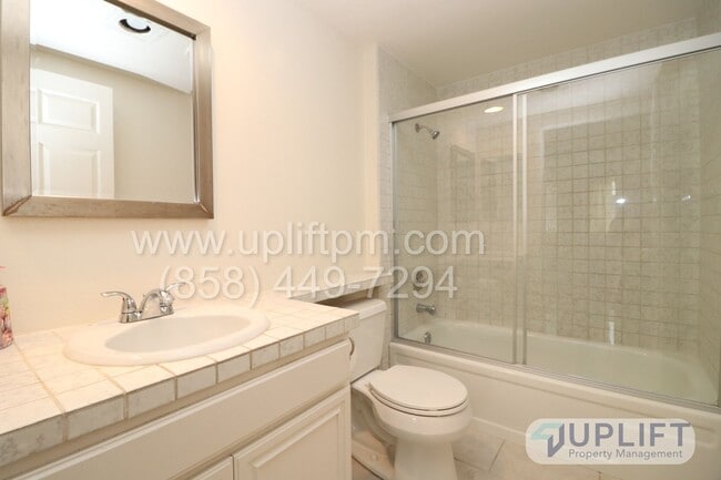Building Photo - 3 bed, 2.5 bath Home in Charming Neighborh...