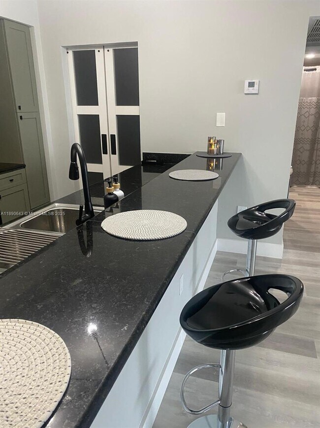 Building Photo - 10350 W Bay Harbor Dr