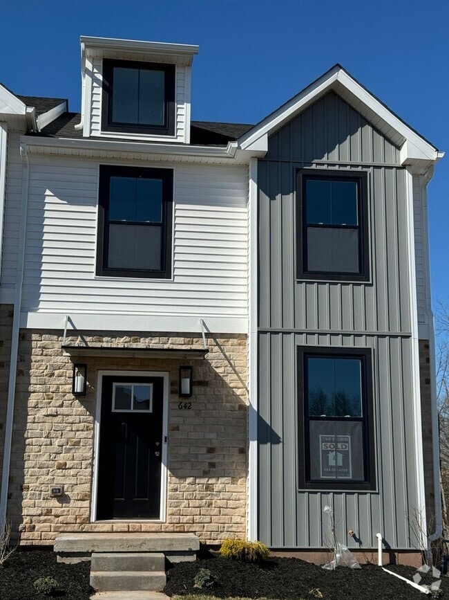 Building Photo - New Harleysville 3 Bedroom End unit Townho...