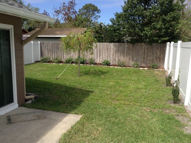 Building Photo - 2 Bedroom/2 Bathroom Triplex with Large Fe...