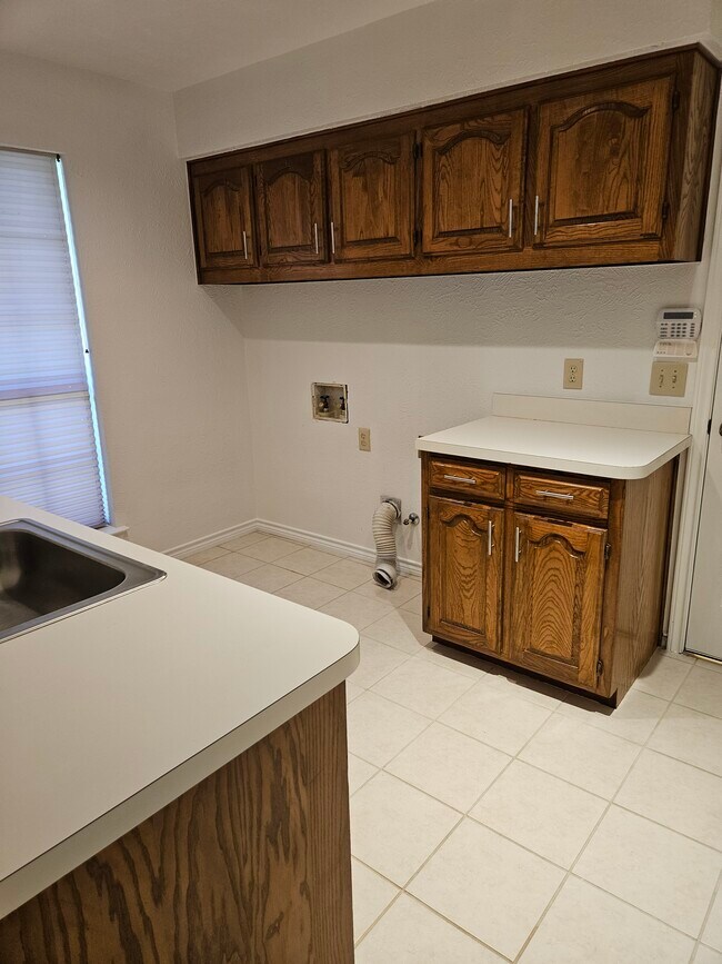 Building Photo - 3913 Davis Cir