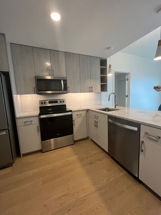Building Photo - 2 Bed 2 Bath - July Move-In