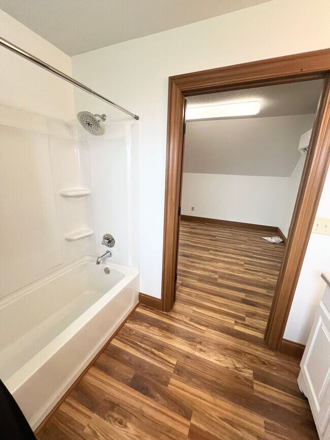 Building Photo - NEW LISTING! 3 Bedroom home