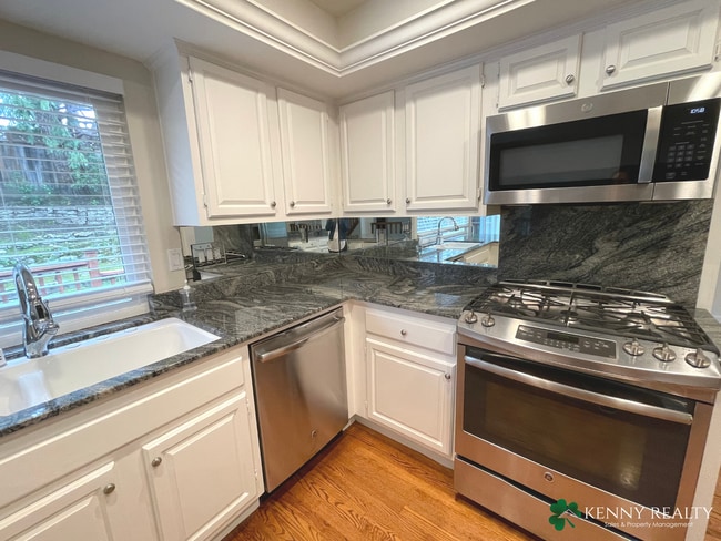Building Photo - Large 3 Bedroom, 2.5 Bathroom, Great Neigh...