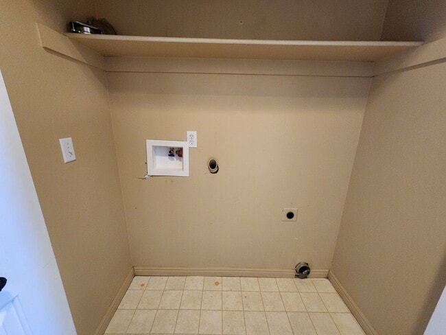 Building Photo - PRICE DROP! 3 bdrm 1.5 bath townhome! You'll love our giant DECK!