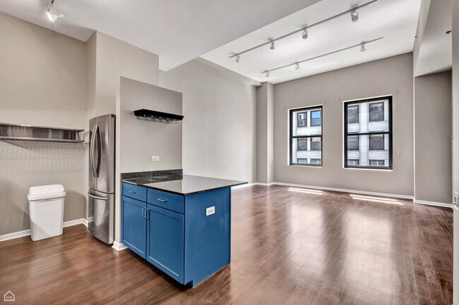 Building Photo - 5 N Wabash Ave