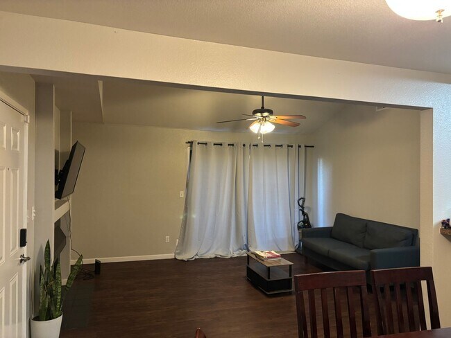 Building Photo - 1190 S Winery Ave