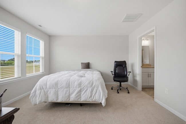 Building Photo - 977 Hillpoint Rd
