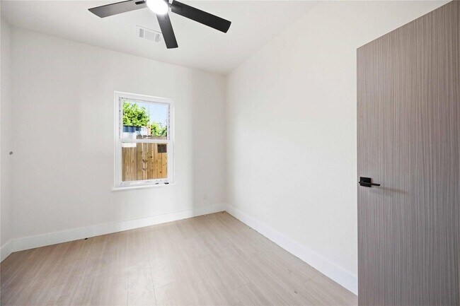 Building Photo - 4216 Dreyfus St